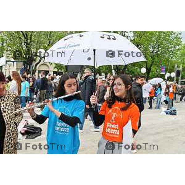 Foto Manzoni Tiziano/LaPresse 15-04-2023Bergamo Italia - Cronaca - Bergamo Evento finale del progetto "Pioverà Bellezza" piazza Giacomo Matteotti, di fronte al Comune di Bergamo, i partecipanti, circa 1000 ragazzi e ragazze dai 12 ai 14 anni, sotto un ombrello bianco, racconteranno storie, emozioni, pensieri su cosa si aspettano dal domani.