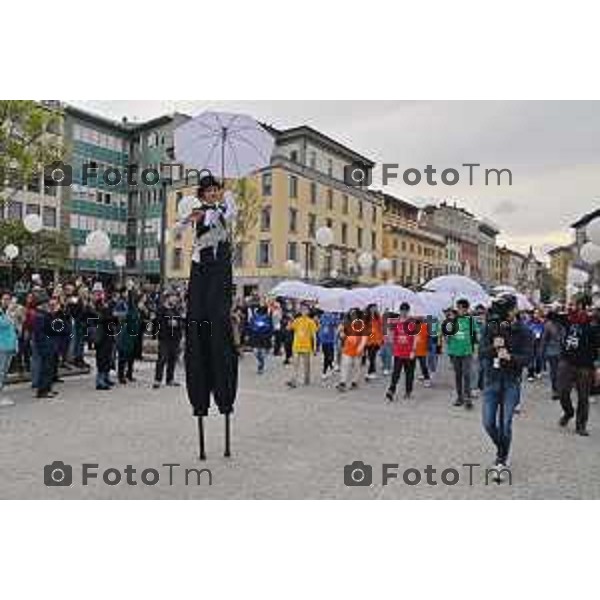 Foto Manzoni Tiziano/LaPresse 15-04-2023Bergamo Italia - Cronaca - Bergamo Evento finale del progetto "Pioverà Bellezza" piazza Giacomo Matteotti, di fronte al Comune di Bergamo, i partecipanti, circa 1000 ragazzi e ragazze dai 12 ai 14 anni, sotto un ombrello bianco, racconteranno storie, emozioni, pensieri su cosa si aspettano dal domani.