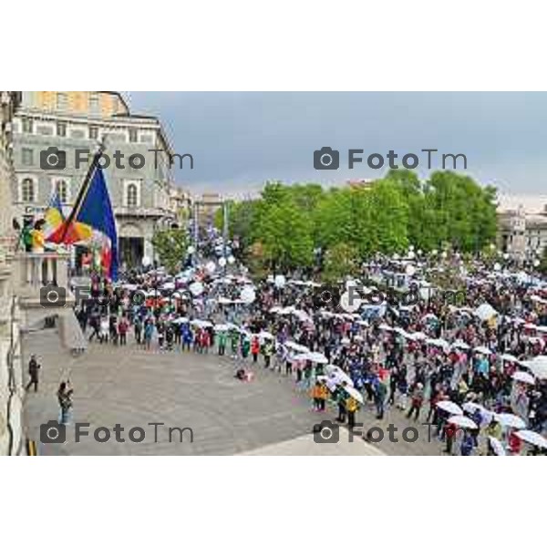 Foto Manzoni Tiziano/LaPresse 15-04-2023Bergamo Italia - Cronaca - Bergamo Evento finale del progetto "Pioverà Bellezza" piazza Giacomo Matteotti, di fronte al Comune di Bergamo, i partecipanti, circa 1000 ragazzi e ragazze dai 12 ai 14 anni, sotto un ombrello bianco, racconteranno storie, emozioni, pensieri su cosa si aspettano dal domani.