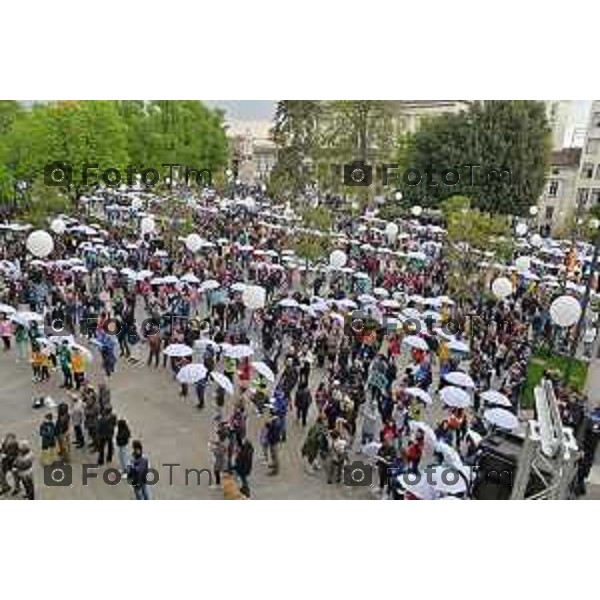 Foto Manzoni Tiziano/LaPresse 15-04-2023Bergamo Italia - Cronaca - Bergamo Evento finale del progetto "Pioverà Bellezza" piazza Giacomo Matteotti, di fronte al Comune di Bergamo, i partecipanti, circa 1000 ragazzi e ragazze dai 12 ai 14 anni, sotto un ombrello bianco, racconteranno storie, emozioni, pensieri su cosa si aspettano dal domani.