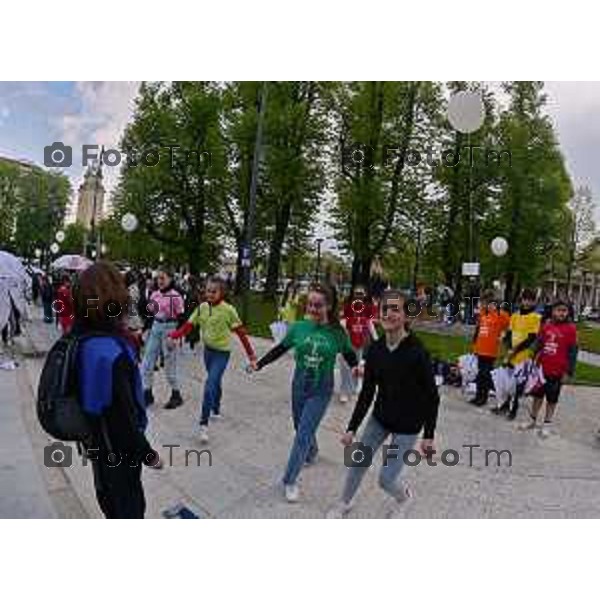 Foto Manzoni Tiziano/LaPresse 15-04-2023Bergamo Italia - Cronaca - Bergamo Evento finale del progetto "Pioverà Bellezza" piazza Giacomo Matteotti, di fronte al Comune di Bergamo, i partecipanti, circa 1000 ragazzi e ragazze dai 12 ai 14 anni, sotto un ombrello bianco, racconteranno storie, emozioni, pensieri su cosa si aspettano dal domani.