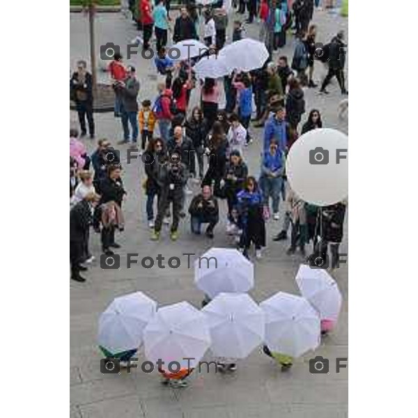 Foto Manzoni Tiziano/LaPresse 15-04-2023Bergamo Italia - Cronaca - Bergamo Evento finale del progetto "Pioverà Bellezza" piazza Giacomo Matteotti, di fronte al Comune di Bergamo, i partecipanti, circa 1000 ragazzi e ragazze dai 12 ai 14 anni, sotto un ombrello bianco, racconteranno storie, emozioni, pensieri su cosa si aspettano dal domani.