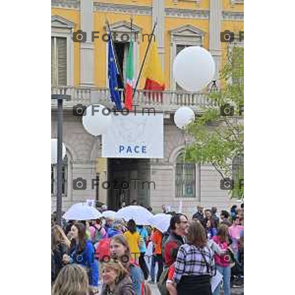 Foto Manzoni Tiziano/LaPresse 15-04-2023Bergamo Italia - Cronaca - Bergamo Evento finale del progetto "Pioverà Bellezza" piazza Giacomo Matteotti, di fronte al Comune di Bergamo, i partecipanti, circa 1000 ragazzi e ragazze dai 12 ai 14 anni, sotto un ombrello bianco, racconteranno storie, emozioni, pensieri su cosa si aspettano dal domani.