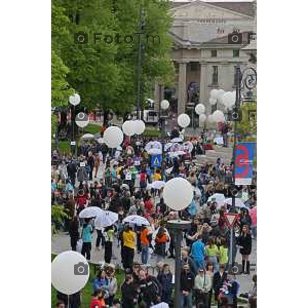 Foto Manzoni Tiziano/LaPresse 15-04-2023Bergamo Italia - Cronaca - Bergamo Evento finale del progetto "Pioverà Bellezza" piazza Giacomo Matteotti, di fronte al Comune di Bergamo, i partecipanti, circa 1000 ragazzi e ragazze dai 12 ai 14 anni, sotto un ombrello bianco, racconteranno storie, emozioni, pensieri su cosa si aspettano dal domani.