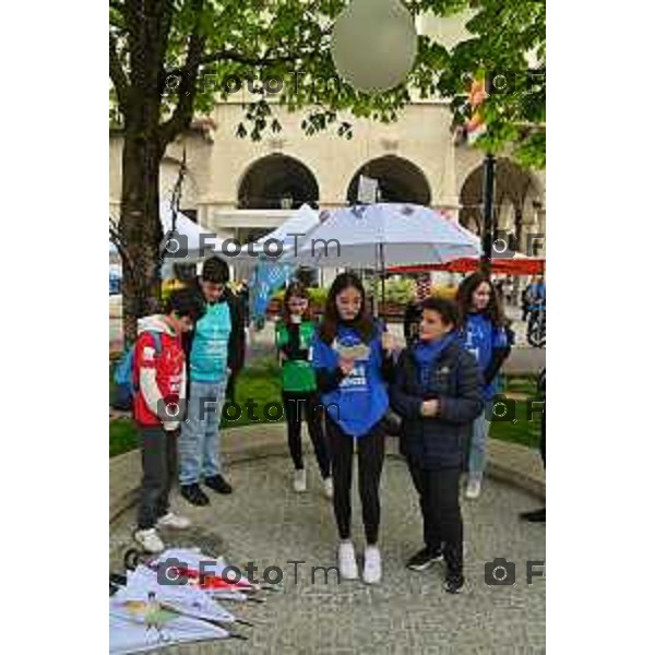 Foto Manzoni Tiziano/LaPresse 15-04-2023Bergamo Italia - Cronaca - Bergamo Evento finale del progetto "Pioverà Bellezza" piazza Giacomo Matteotti, di fronte al Comune di Bergamo, i partecipanti, circa 1000 ragazzi e ragazze dai 12 ai 14 anni, sotto un ombrello bianco, racconteranno storie, emozioni, pensieri su cosa si aspettano dal domani.