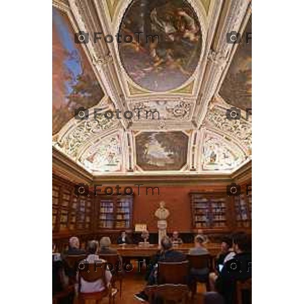 Foto Manzoni Tiziano/LaPresse 19-04-2023Bergamo Italia - Cronaca - Bergamo Il grande ovale di Francesco Bassano torna alla Biblioteca Angelo Mai Maria Cristina Rodeschini, Direttore Accademia Carrara Paolo Plebani, Responsabile ufficio conservatori e conservatore dipinti, disegni e stampe Accademia Carrara Maria Elisabetta Manca, Responsabile Biblioteca Civica Angelo Mai Alfredo Gambardella, Presidente Associazione Amici della Biblioteca Angelo Mai