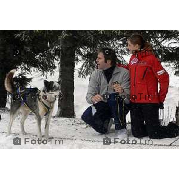 Madonna di Campiglio TN 24/03/2007 il Principe Emanuele Filiberto di Savoia con la mogie Clotilde sulla neve.con i cani da slitta. sul quod con Clotilde, e mentre porta una ragazza down.