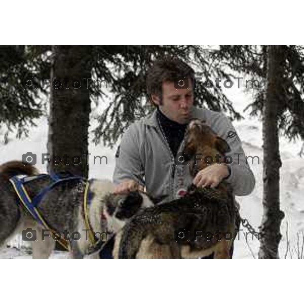 Madonna di Campiglio TN 24/03/2007 il Principe Emanuele Filiberto di Savoia con la mogie Clotilde sulla neve.con i cani da slitta. sul quod con Clotilde, e mentre porta una ragazza down.