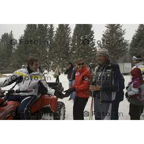 Madonna di Campiglio TN 24/03/2007 il Principe Emanuele Filiberto di Savoia con la mogie Clotilde sulla neve.con i cani da slitta. sul quod con Clotilde, e mentre porta una ragazza down.