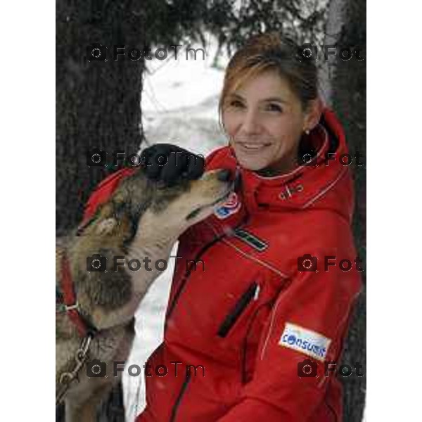 Madonna di Campiglio TN 24/03/2007 il Principe Emanuele Filiberto di Savoia con la mogie Clotilde sulla neve.con i cani da slitta. sul quod con Clotilde, e mentre porta una ragazza down.