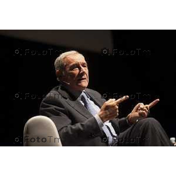 Pietro Grasso Procuratore Nazionale Antimafia, protagonista al Verba Manen presenta il suo libro nella foto Pietro Grasso e il relatore Luigi Giuliano Ceccarelli, Direttore artistico "VERBA MANENT