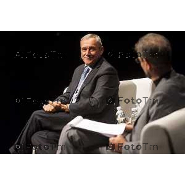 Pietro Grasso Procuratore Nazionale Antimafia, protagonista al Verba Manen presenta il suo libro nella foto Pietro Grasso e il relatore Luigi Giuliano Ceccarelli, Direttore artistico "VERBA MANENT