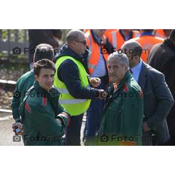 Pontida, Cisano incidente ferroviario treno investe ambulanza nella foto la scena dell\'incidente con i soccorsi e Fotogramma Bergamo-Tiziano Manzoni