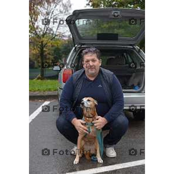 Treviglio (BG ) Luca Montaruli Disoccupato si inventa il taxi per animali foto Tiziano Manzoni-fotogramma Bergamo