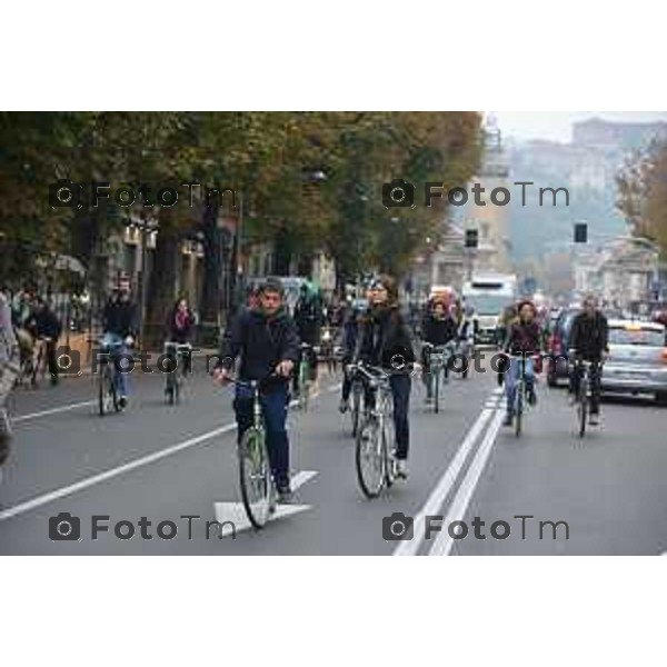 Bergamo Critical Mass Amorino, gente in bicicletta nelle vie della citta di Bergamo foto Tiziano Manzoni-fotogramma Bergamo