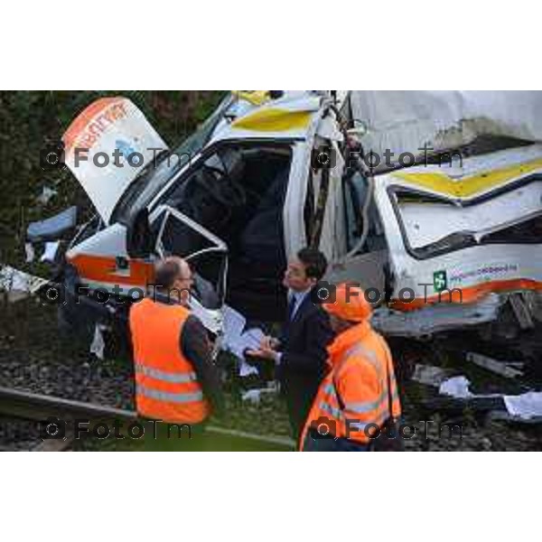 Pontida, Cisano incidente ferroviario treno investe ambulanza summit nella foto Umberto Lebruto Fotogramma Bergamo-Tiziano Manzoni