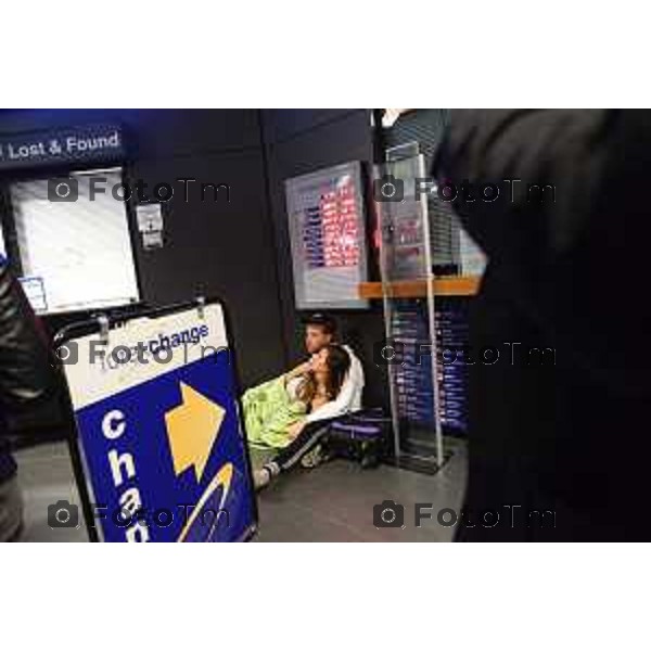 Orio al Serio(BG) visita notturno aeroporto caravaggio gente che dorme nella foto gente che dorme a terra in attesa del proprio volo foto Tiziano Manzoni-fotogramma Bergamo