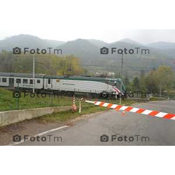 Pontida (BG) Incidente treno ambulanza il giorno dopo nella foto il passaggio a livello funzionante foto Tiziano Manzoni-fotogramma Bergamo