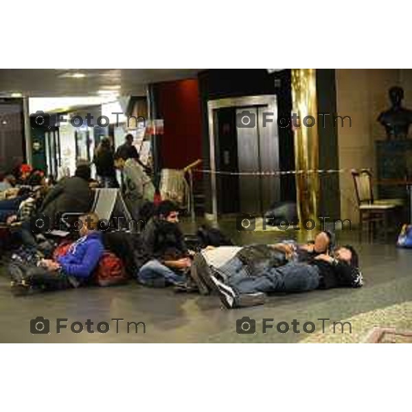 Orio al Serio(BG) visita notturno aeroporto caravaggio gente che dorme nella foto gente che dorme a terra in attesa del proprio volo foto Tiziano Manzoni-fotogramma Bergamo