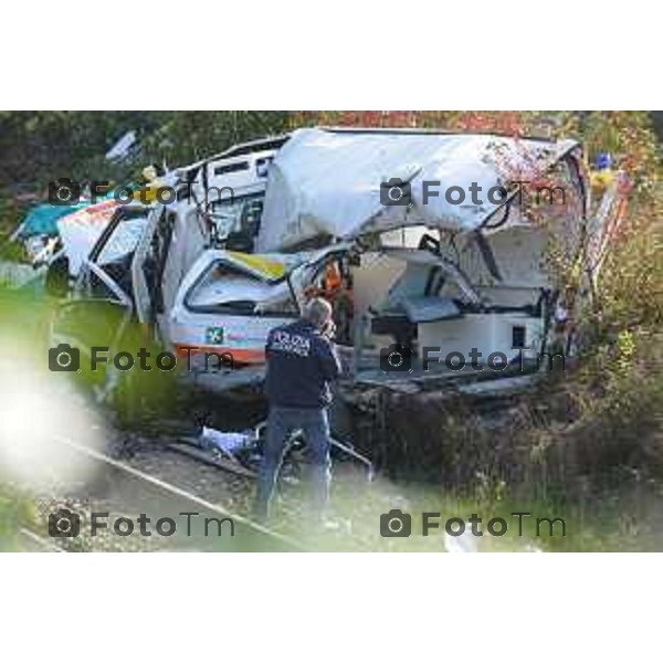 Pontida, Cisano incidente ferroviario treno investe ambulanza nella foto la scena dell\'incidente con i soccorsi Fotogramma Bergamo-Tiziano Manzoni