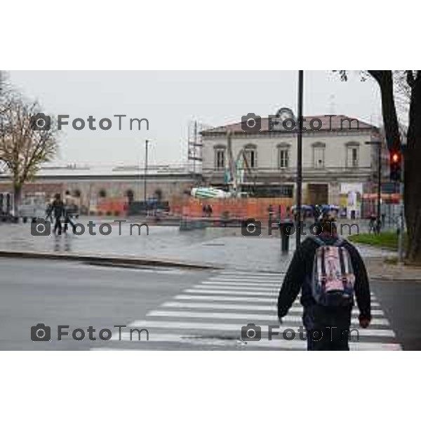 Bergamo PIazza fronte stazione Fs lavori panchine foto Tiziano Manzoni-fotogramma Bergamo