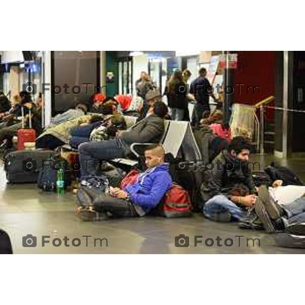 Orio al Serio(BG) visita notturno aeroporto caravaggio gente che dorme nella foto gente che dorme a terra in attesa del proprio volo foto Tiziano Manzoni-fotogramma Bergamo