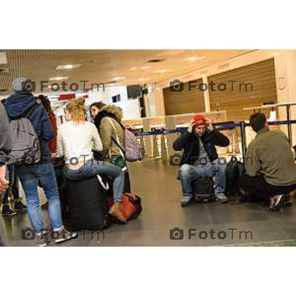 Orio al Serio(BG) visita notturno aeroporto caravaggio gente che dorme nella foto gente che dorme a terra in attesa del proprio volo foto Tiziano Manzoni-fotogramma Bergamo