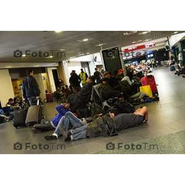 Orio al Serio(BG) visita notturno aeroporto caravaggio gente che dorme nella foto gente che dorme a terra in attesa del proprio volo foto Tiziano Manzoni-fotogramma Bergamo