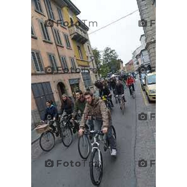 Bergamo Critical Mass Amorino, gente in bicicletta nelle vie della citta di Bergamo foto Tiziano Manzoni-fotogramma Bergamo