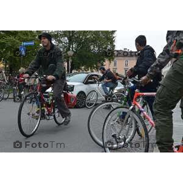 Bergamo Critical Mass Amorino, gente in bicicletta nelle vie della citta di Bergamo foto Tiziano Manzoni-fotogramma Bergamo