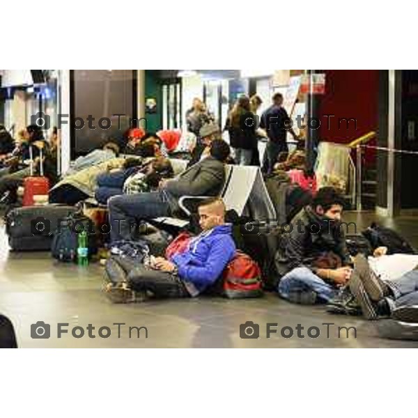 Orio al Serio(BG) visita notturno aeroporto caravaggio gente che dorme nella foto gente che dorme a terra in attesa del proprio volo foto Tiziano Manzoni-fotogramma Bergamo