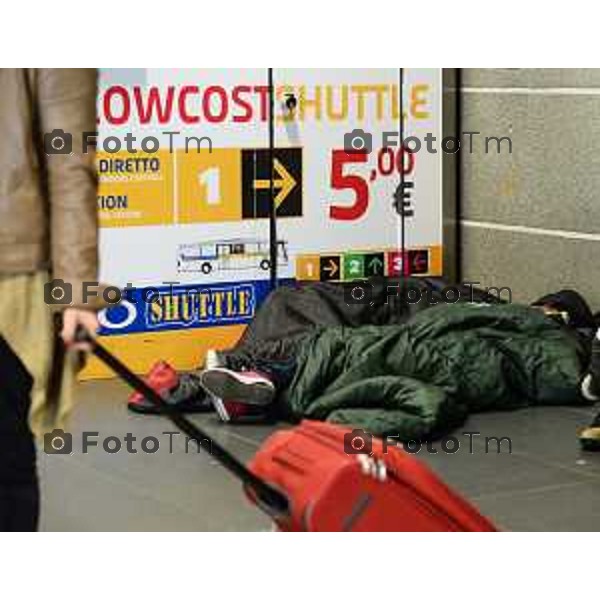 Orio al Serio(BG) visita notturno aeroporto caravaggio gente che dorme nella foto gente che dorme a terra in attesa del proprio volo foto Tiziano Manzoni-fotogramma Bergamo