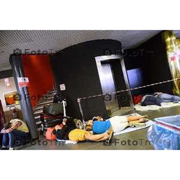 Orio al Serio(BG) visita notturno aeroporto caravaggio gente che dorme nella foto gente che dorme a terra in attesa del proprio volo foto Tiziano Manzoni-fotogramma Bergamo