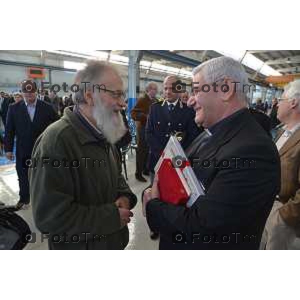 Zingonia Ciserano Bg ditta Agrati presentazione libro i preti operai di Minuti nella foto Don Mario Signorelli prete operaio con Beschi vescovo Fotogramma Bergamo-Tiziano Manzoni