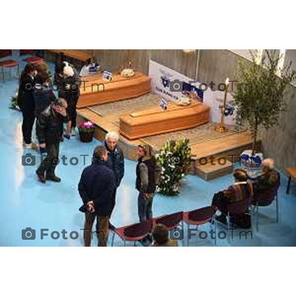 Bergamo Palamonti nella palestra del Cai la camera ardentedi Enrico e Domenico i dei due alpinisti bergamaschi morti sabato scorso sul Resegone foto Tiziano Manzon-Fotogramma Bergamoi