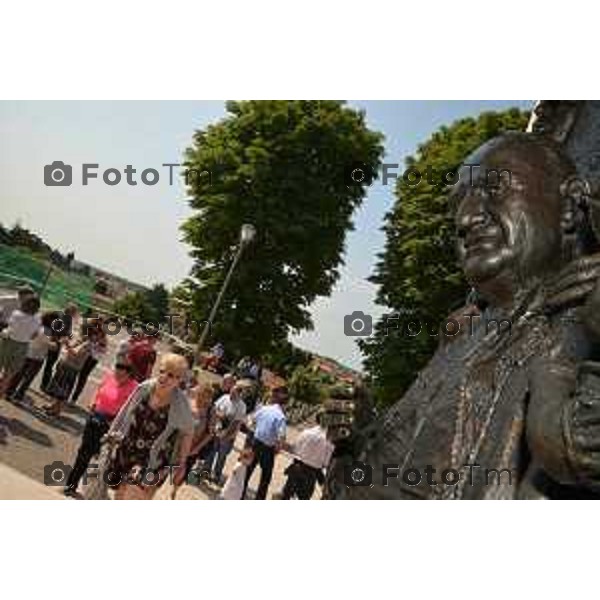 Sotto il Monte (BG) prima domenica dopo l\'annuncio della canonizzazione di papa Giovanni proclamato Santo nella foto Fotogramma Bergamo-Tiziano Manzoni