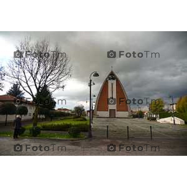 Lurano (BG) panoramiche del paese di Lurano nella foto la piazza del paese con la sua chiesa moderna foto Tiziano Manzoni-fotogramma Bergamo