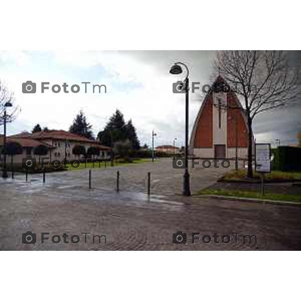 Lurano (BG) panoramiche del paese di Lurano nella foto la piazza e la sua parrocchia foto Tiziano Manzoni-fotogramma Bergamo