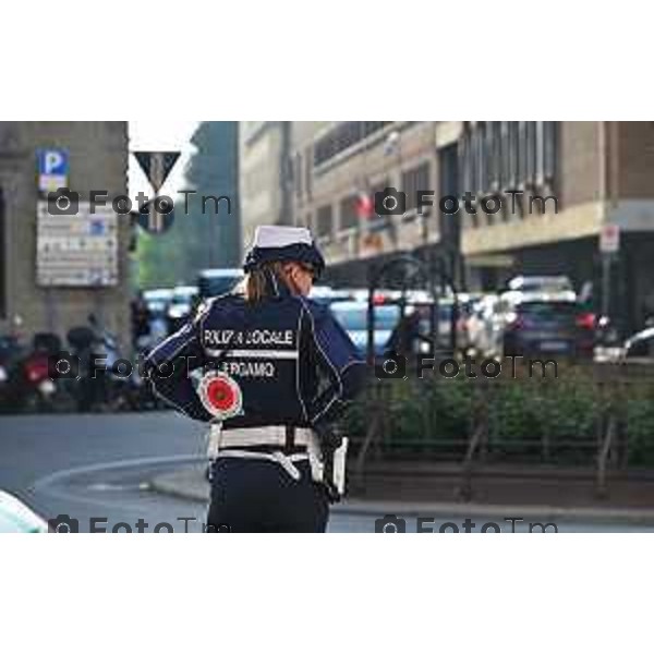 Foto Manzoni Tiziano/LaPresse 26-04-2023Bergamo Italia - Cronaca - Bergamo Polizia Locale vigilessa in piazza pontida