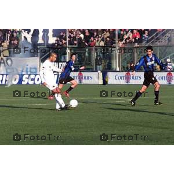 BERGAMO 19 GENNAIO 2003 CAMPIONATO DI CALCIO SERIE A ATALANTA ROMA PRIMO TEMPO DACOURT CON FUMOGENO DIETRO