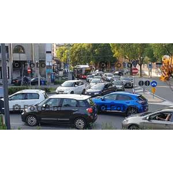 Tiziano Manzoni/LaPresse 5-05- 2023 Bergamo, Italia Cronaca Bergamo Traffico a Bergamo causa lavori rotonda autostrada