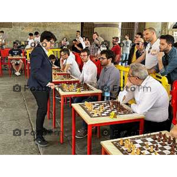 Foto Manzoni Tiziano/LaPresse 6-05-2023Bergamo Italia - Cronaca - Bergamo simultanea di scacchi pluricampionessa italiana Marina Brunello,in piazza Vecchia Bergamo Brescia - Capitale italiana della Cultura 2023 organizzata in collaborazione con l\'assessorato allo Sport del Comune di Bergamo.