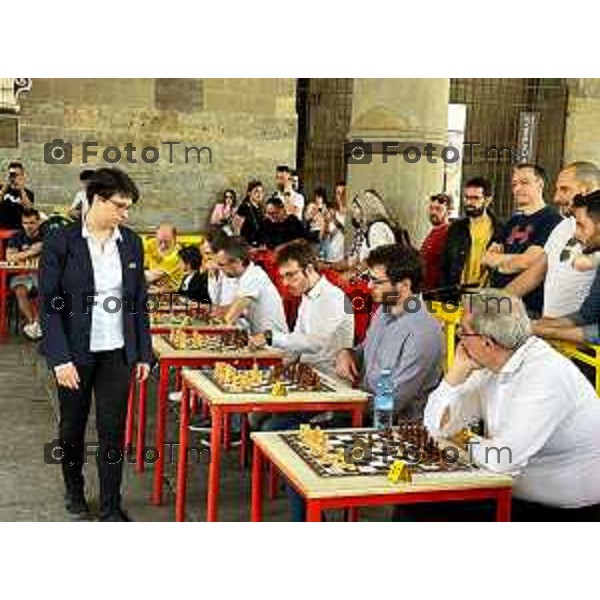 Foto Manzoni Tiziano/LaPresse 6-05-2023Bergamo Italia - Cronaca - Bergamo simultanea di scacchi pluricampionessa italiana Marina Brunello,in piazza Vecchia Bergamo Brescia - Capitale italiana della Cultura 2023 organizzata in collaborazione con l\'assessorato allo Sport del Comune di Bergamo.