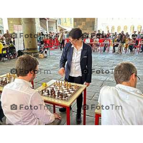 Foto Manzoni Tiziano/LaPresse 6-05-2023Bergamo Italia - Cronaca - Bergamo simultanea di scacchi pluricampionessa italiana Marina Brunello,in piazza Vecchia Bergamo Brescia - Capitale italiana della Cultura 2023 organizzata in collaborazione con l\'assessorato allo Sport del Comune di Bergamo.