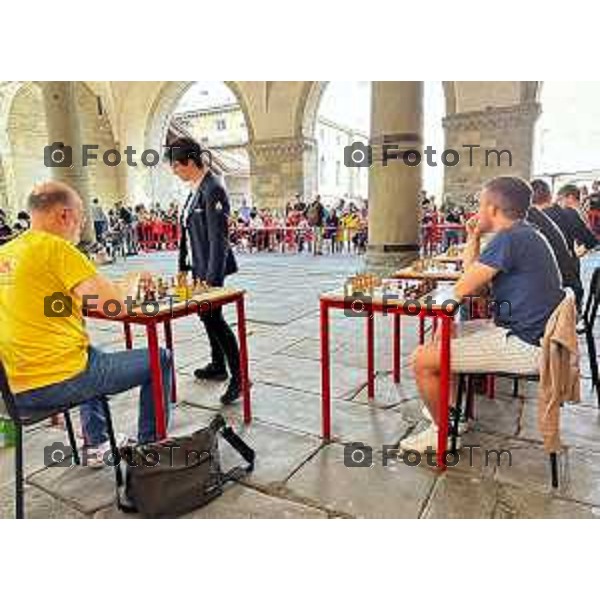 Foto Manzoni Tiziano/LaPresse 6-05-2023Bergamo Italia - Cronaca - Bergamo simultanea di scacchi pluricampionessa italiana Marina Brunello,in piazza Vecchia Bergamo Brescia - Capitale italiana della Cultura 2023 organizzata in collaborazione con l\'assessorato allo Sport del Comune di Bergamo.