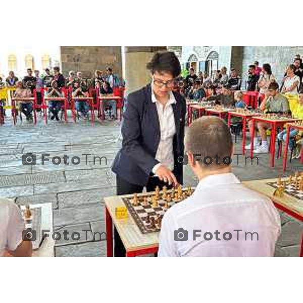 Foto Manzoni Tiziano/LaPresse 6-05-2023Bergamo Italia - Cronaca - Bergamo simultanea di scacchi pluricampionessa italiana Marina Brunello,in piazza Vecchia Bergamo Brescia - Capitale italiana della Cultura 2023 organizzata in collaborazione con l\'assessorato allo Sport del Comune di Bergamo.