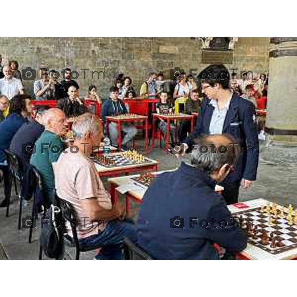 Foto Manzoni Tiziano/LaPresse 6-05-2023Bergamo Italia - Cronaca - Bergamo simultanea di scacchi pluricampionessa italiana Marina Brunello,in piazza Vecchia Bergamo Brescia - Capitale italiana della Cultura 2023 organizzata in collaborazione con l\'assessorato allo Sport del Comune di Bergamo.