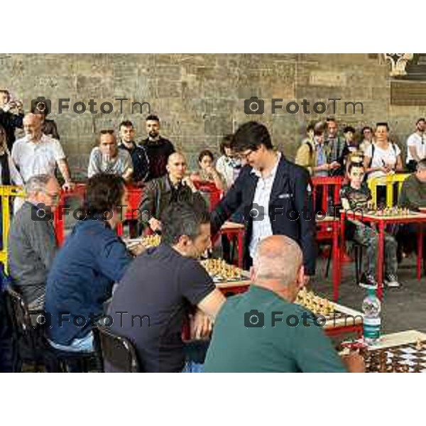 Foto Manzoni Tiziano/LaPresse 6-05-2023Bergamo Italia - Cronaca - Bergamo simultanea di scacchi pluricampionessa italiana Marina Brunello,in piazza Vecchia Bergamo Brescia - Capitale italiana della Cultura 2023 organizzata in collaborazione con l\'assessorato allo Sport del Comune di Bergamo.