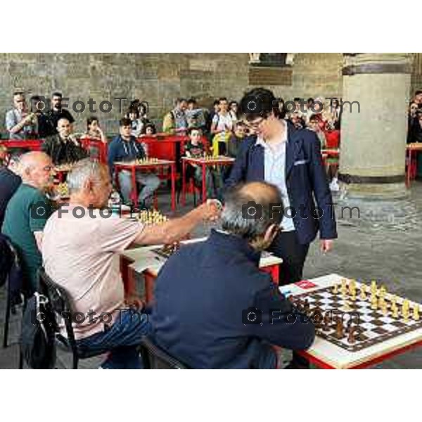 Foto Manzoni Tiziano/LaPresse 6-05-2023Bergamo Italia - Cronaca - Bergamo simultanea di scacchi pluricampionessa italiana Marina Brunello,in piazza Vecchia Bergamo Brescia - Capitale italiana della Cultura 2023 organizzata in collaborazione con l\'assessorato allo Sport del Comune di Bergamo.