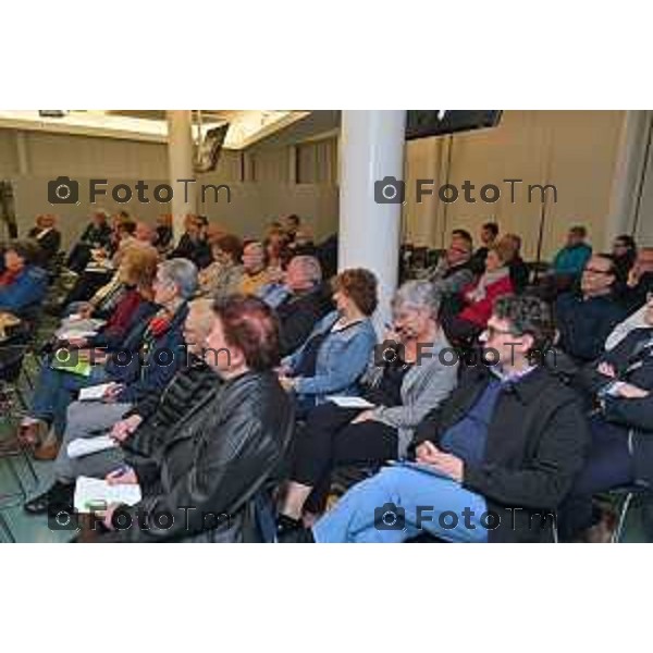 Foto Manzoni Tiziano/LaPresse 11-05-2023Bergamo Italia - Cronaca - Alberto Pecis Direttore Generale BCC Bergamasca e Orobica SCOPO E FINALITÀ DELL’INIZIATIVA don Davide Rota Superiore del Patronato San Vincenzo di Bergamo UNA FOTOGRAFIA DELLA POVERTÀ DOPO TRE ANNI MOLTO DIFFICILI don Dario Acquaroli Comunità don Milani di Sorisole e cappellano del carcere di Bergamo I GIOVANI E I CARCERATI: OPPORTUNITÀ E FUTURO Gualtiero Baresi Presidente BCC Bergamasca e Orobica IL PROGETTO DI SOSTEGNO PER IL 2023